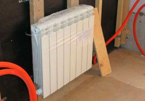 Kapag nakakabit sa isang radiator sa isang kahoy na dingding, isaalang-alang ang posibilidad ng pag-urong