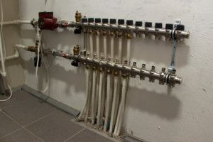 Comb in a water floor heating system