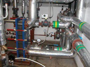 Distribution unit for water heating in an industrial building