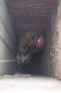 el trabajador desciende a grandes minas en equipos especiales
