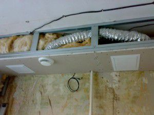 plăci de gips-carton cu izolator și manșon de ventilație din ondulare