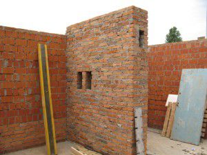 La ventilación de una casa de ladrillo está prevista en una etapa temprana de construcción.