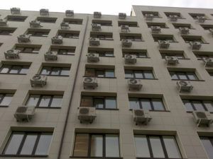 Such a picture significantly spoils the appearance of the facade